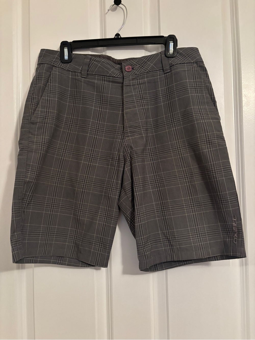O'Neill Men's Gray Plaid Flat-Front Shorts. Size 32, Poly Blend, Pockets.